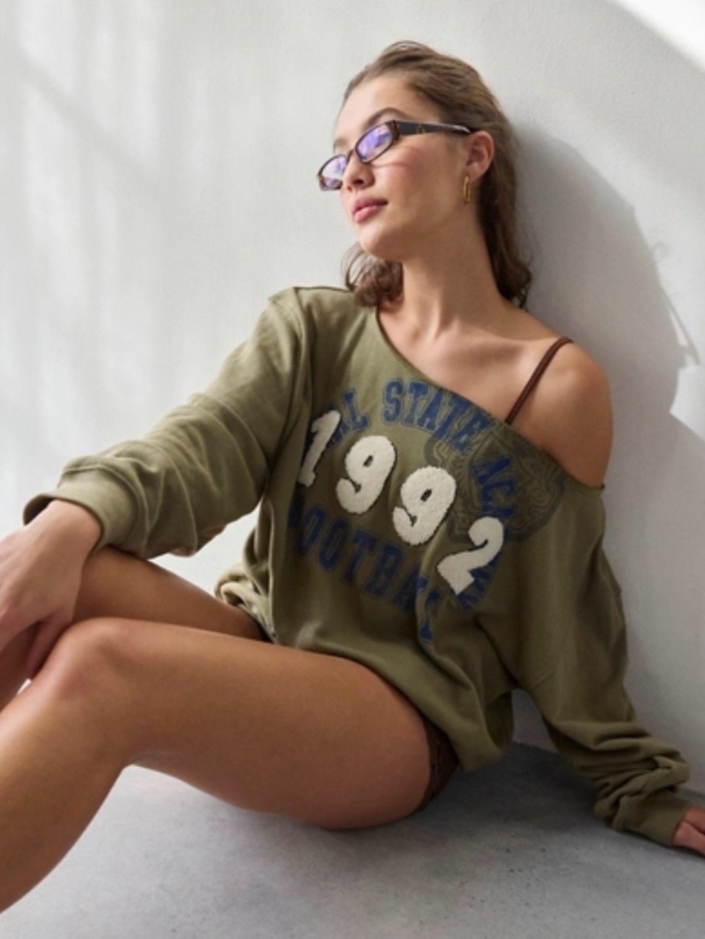 NWOT BDG Jessa Graphic Off-The-Shoulder Pullover